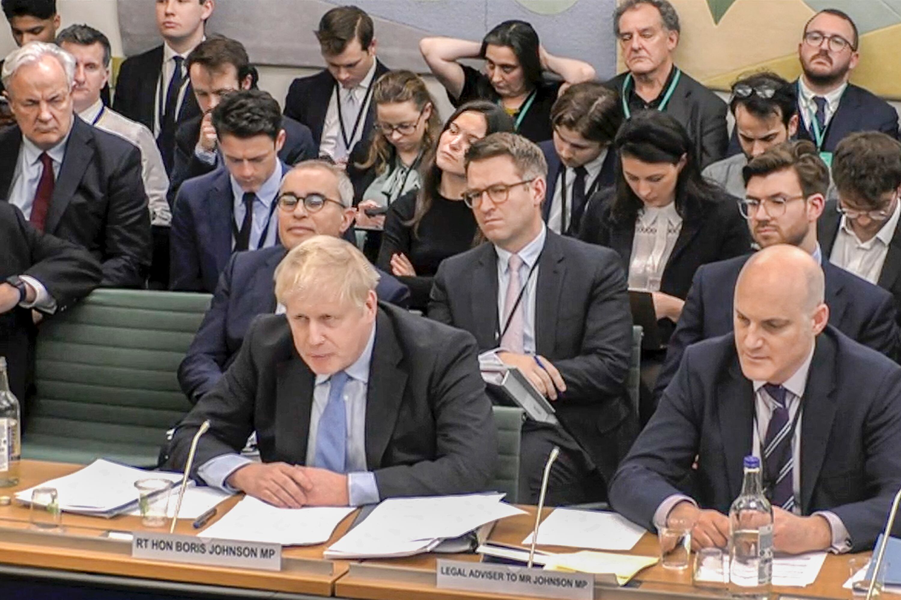 Johnson reconoció que organizó fiestas pero dijo que no le mintió al Parlamento.