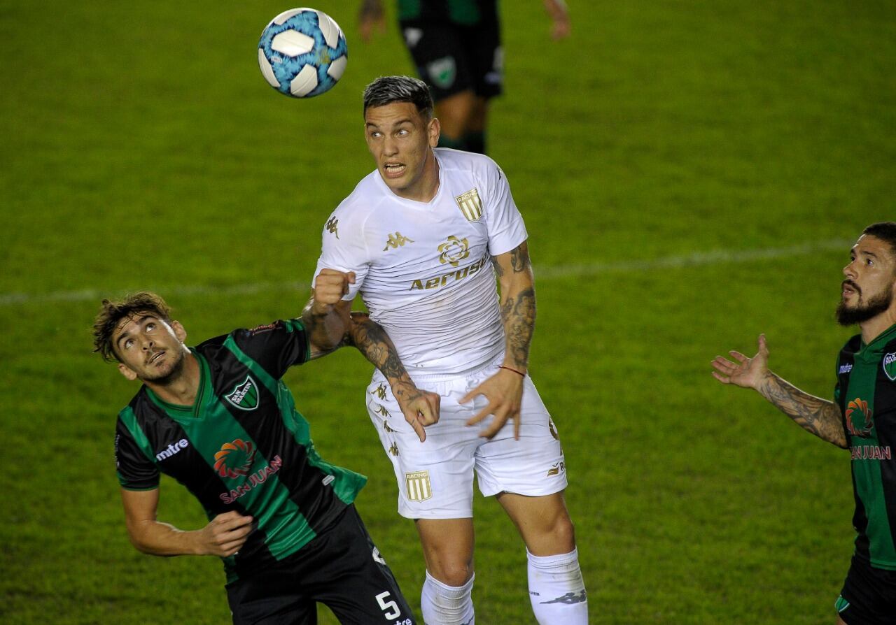 Enzo Copetti inquietó de a ratos a la defensa del equipo sanjuanino.