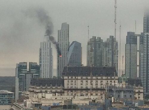 El incendio se produjo a pocos metros de la Casa de Gobierno.