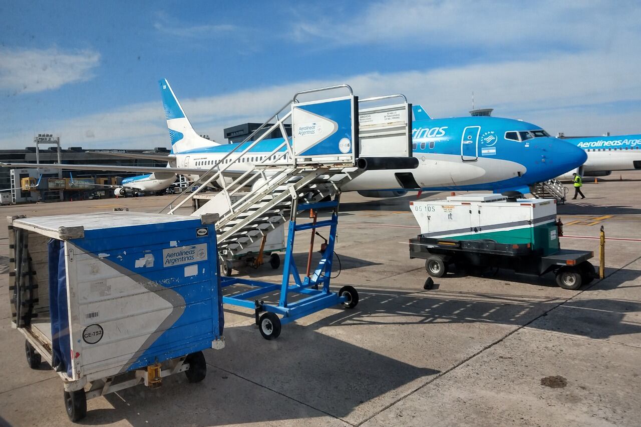 Aerolíneas Argentinas se vio obligada a cancelar 7 vuelos por los contagios de covid de su personal
