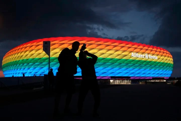 El ayuntamiento de Múnich había solicitado a la UEFA iluminar el estadio Allianz Arena con los colores del arcoíris, algo que fue rechazado. 