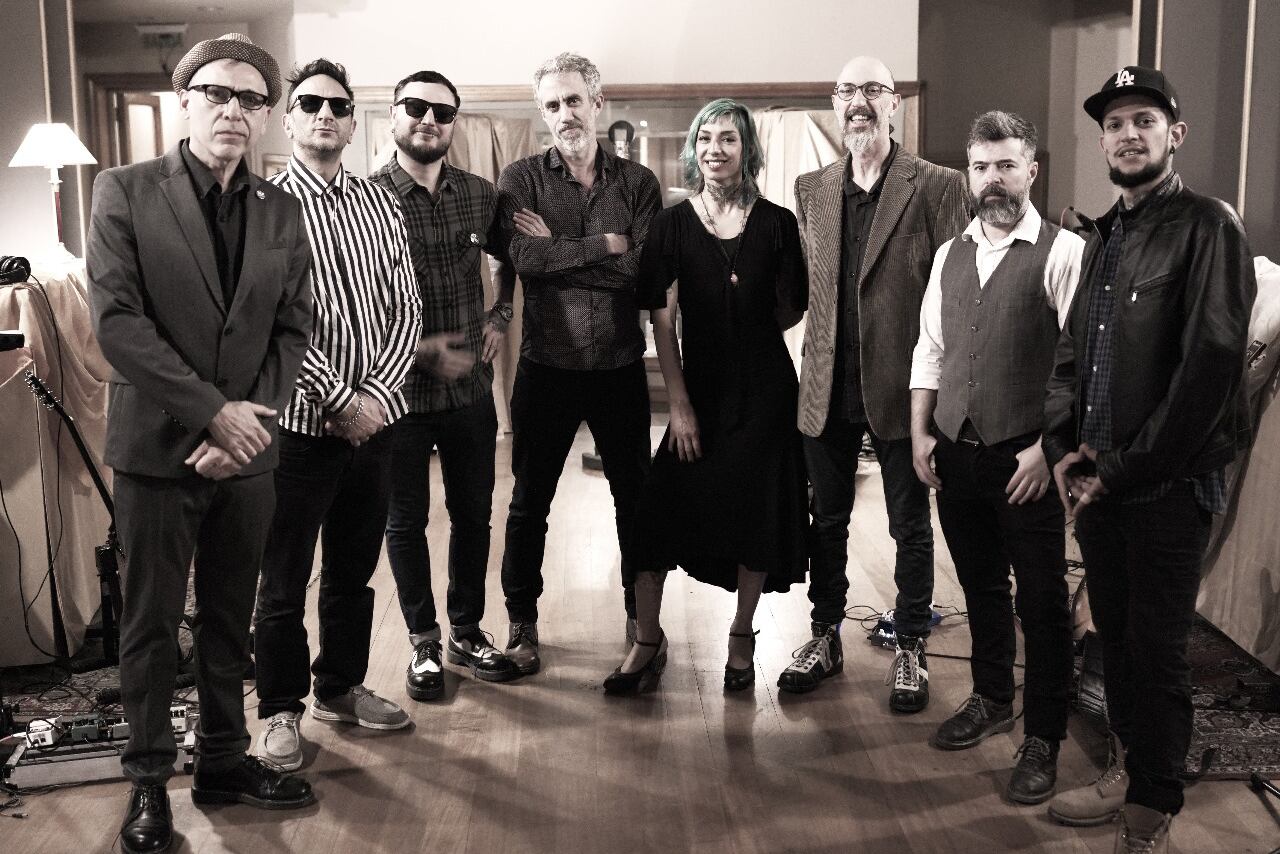 Araceli Julio, en el centro de la foto, junto a sus compañeros de Satélite Kingston. 