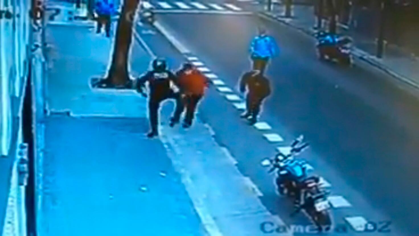 El momento en que el policía pega la patada.