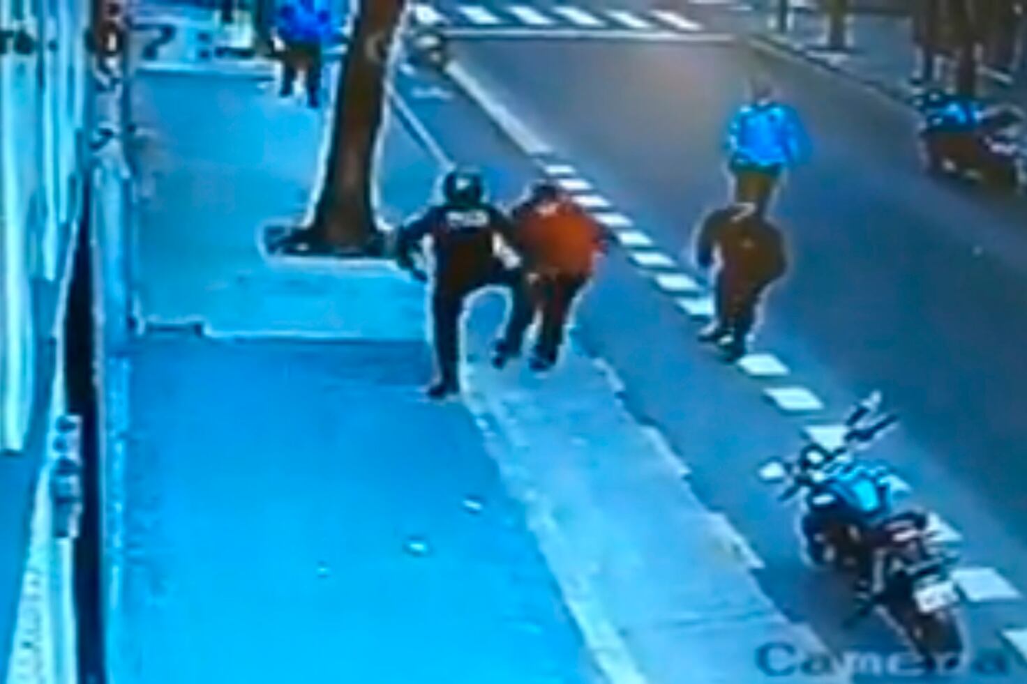 El momento en que el policía pega la patada.