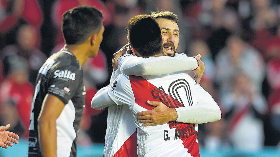 n Pratto festeja uno de los goles en la noche santafesina junto a sus compañeros.