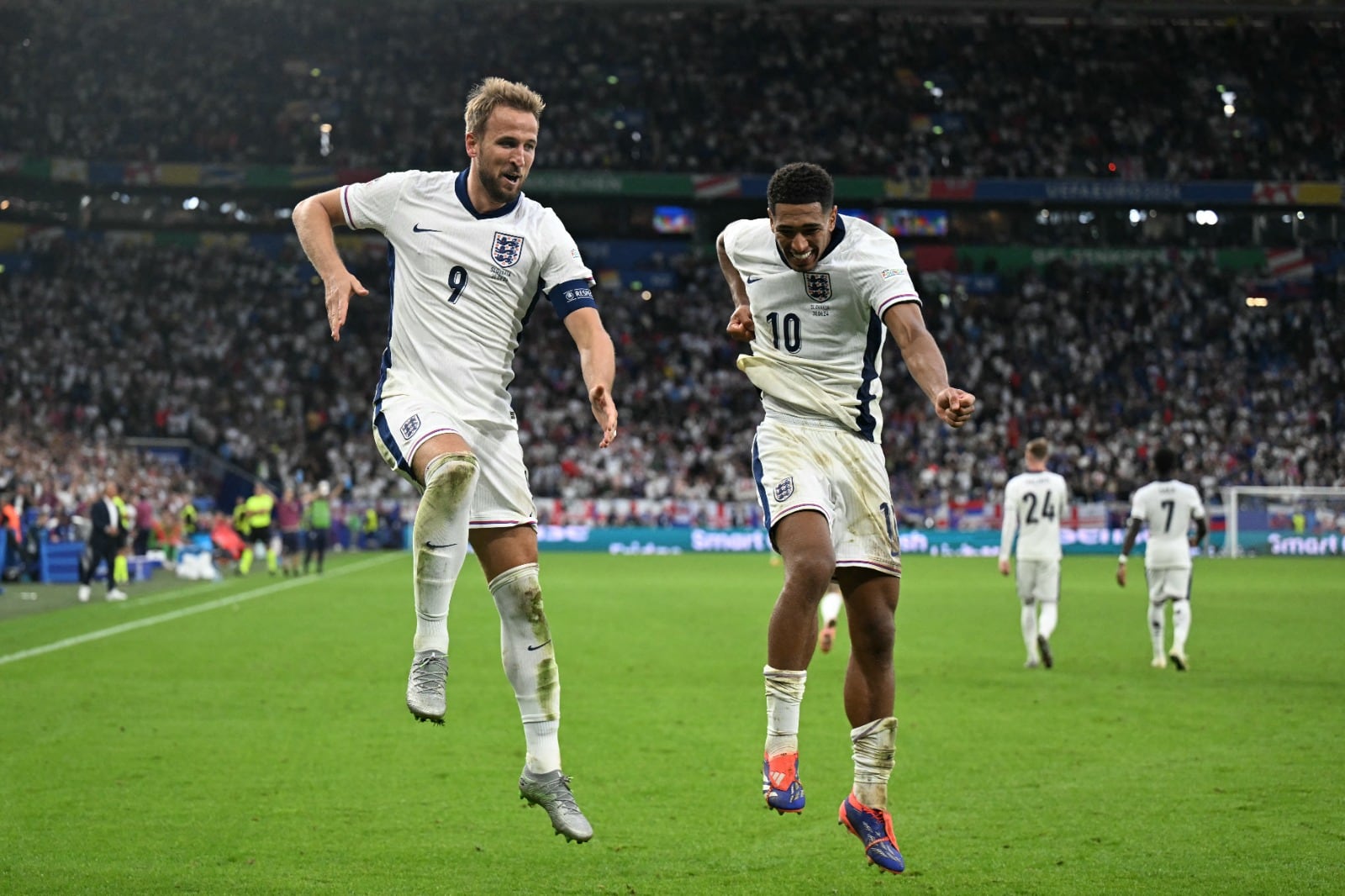 Kane festeja junto a Bellingham