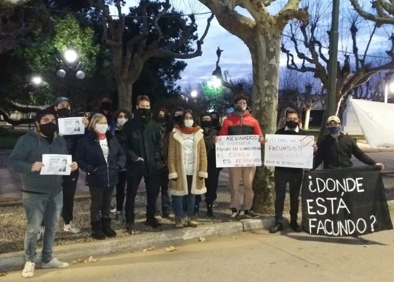 La madre, hermano y cuñada de Santiago Maldonado, también sus amigos, reclaman en la localidad bonaerense de 25 de Mayo por la aparición de Facundo Castro.