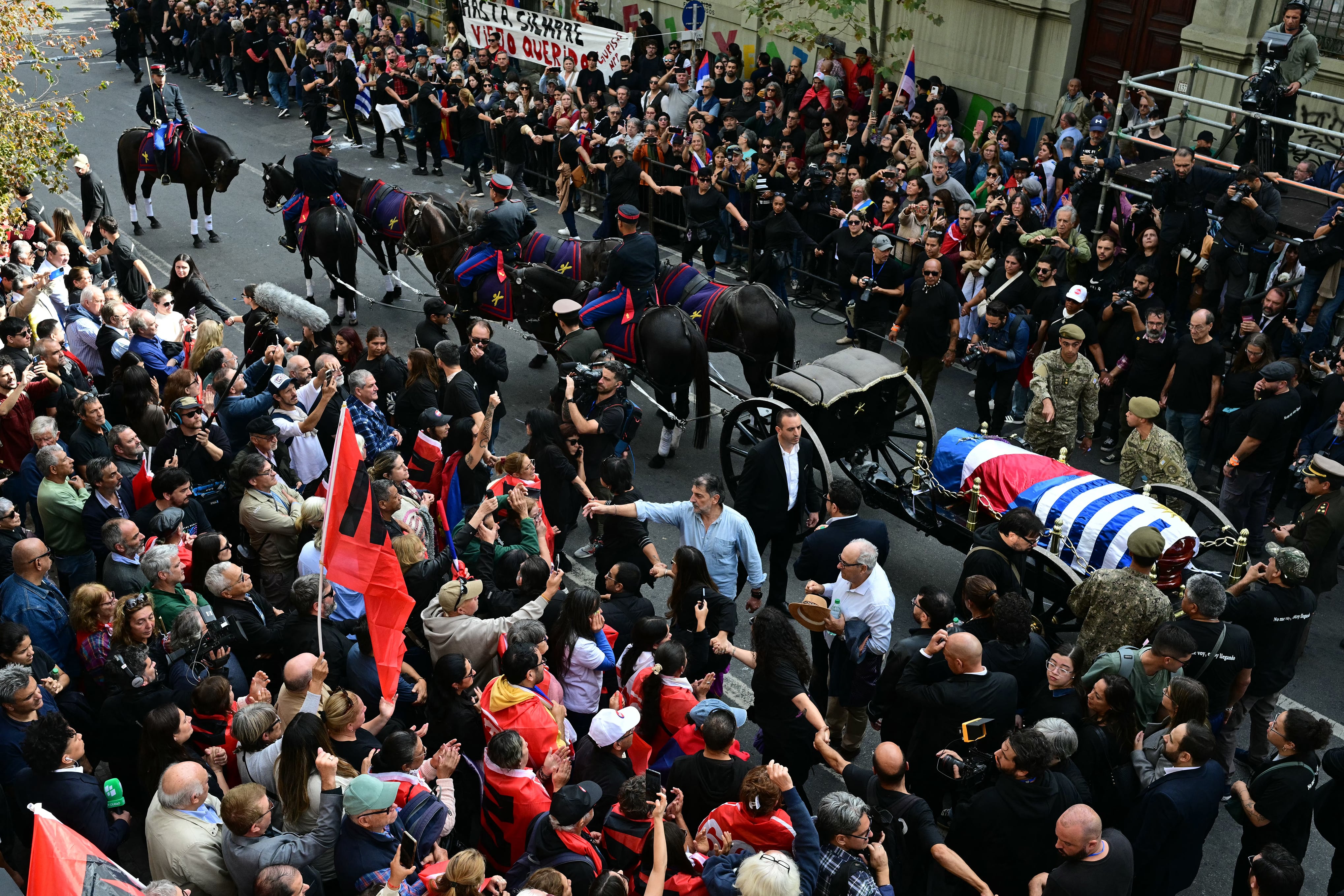 Miles de uruguayos saludaron el cortejo fúnebre de Pepe Mujica.