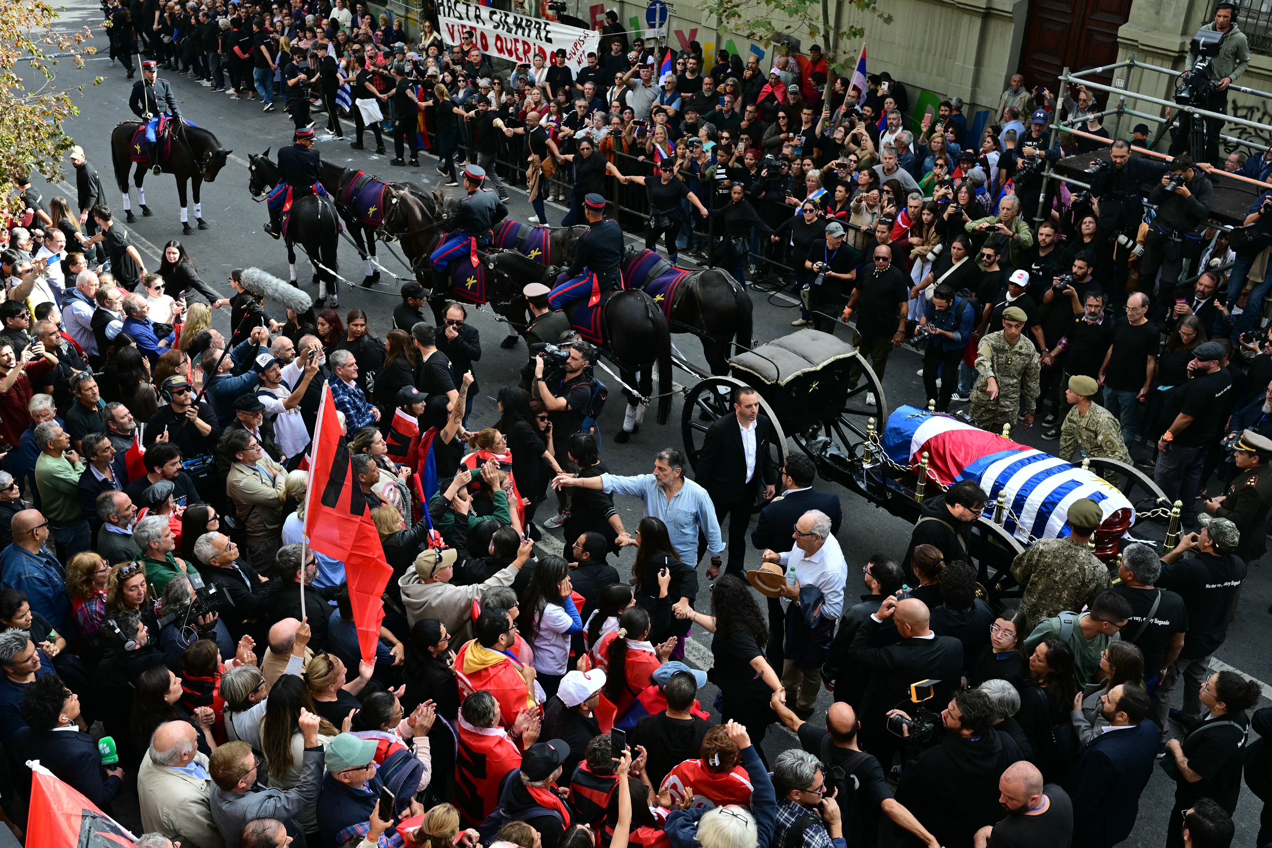Miles de uruguayos saludaron el cortejo fúnebre de Pepe Mujica.