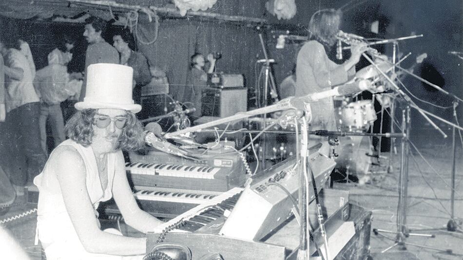 Adiós Sui Generis en el Luna Park. Los sintetizadores que se ven en la foto se los trajo Billy Bond a García de Nueva York en junio de 1974.