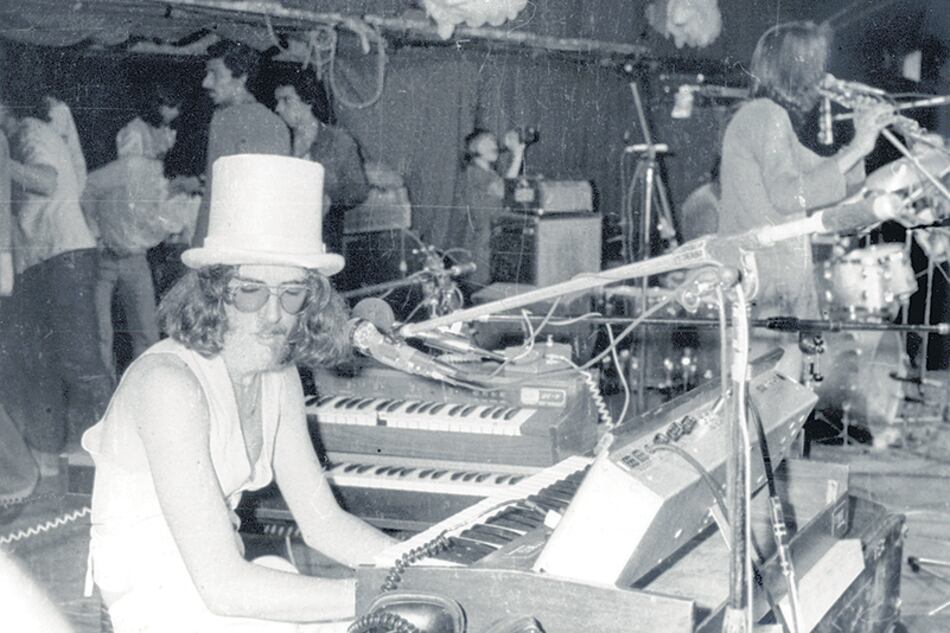 Adiós Sui Generis en el Luna Park. Los sintetizadores que se ven en la foto se los trajo Billy Bond a García de Nueva York en junio de 1974.
