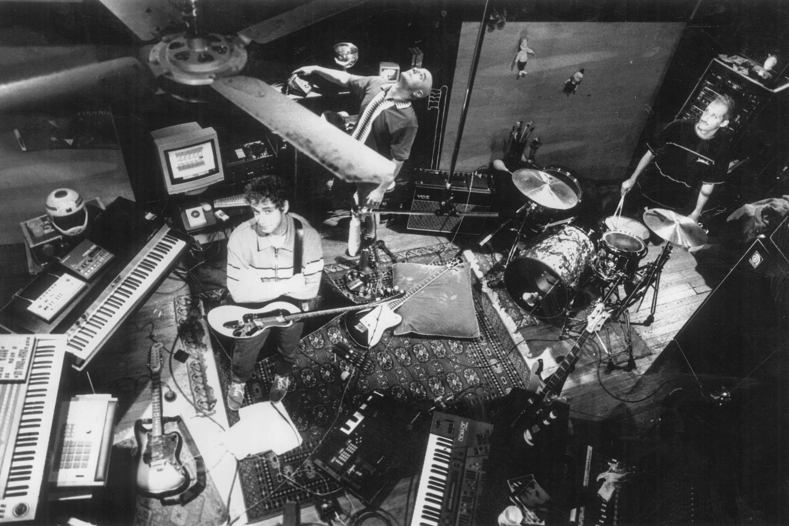 Gustavo Cerati, Zeta Bosio y Charly Alberti en el estudio Supersónico en 1995