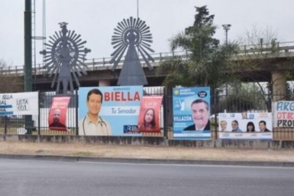 Carteles durante la elección del 2019.