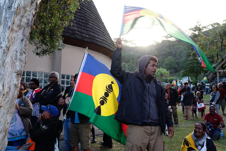 Un independentista agita una bandera de Nueva Caledonia.