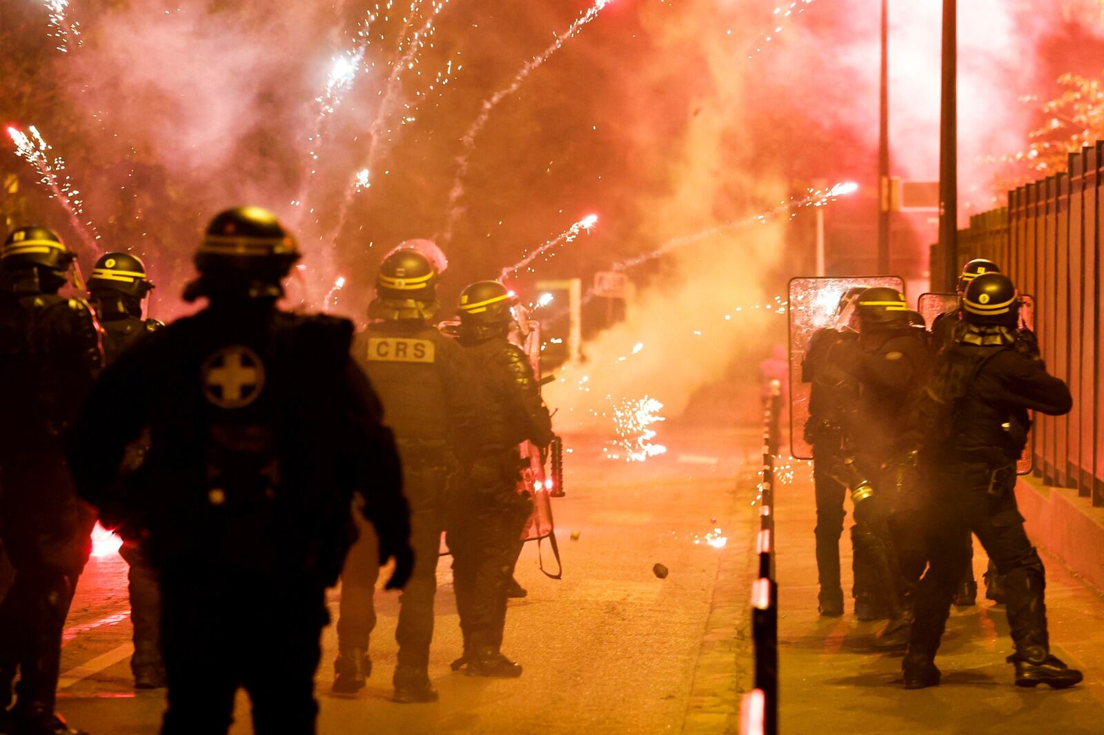 Manifestantes disparan fuegos artificiales contra la policía en Nanterre.