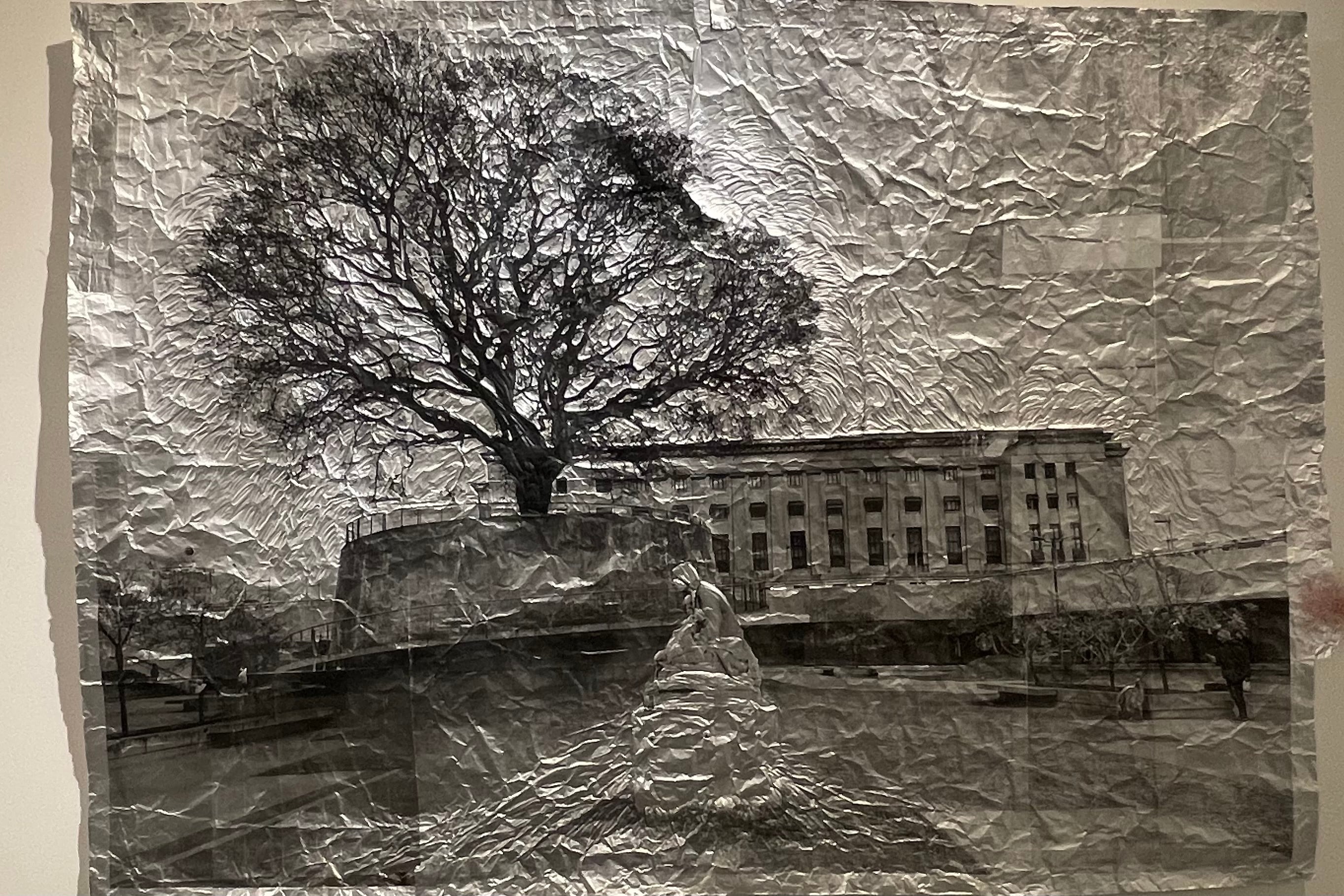 Una de las obras de Andrea Moccio, tonergrafía sobre papel de aluminio. Abajo: Vista parcial de la muestra de A.Moccio.