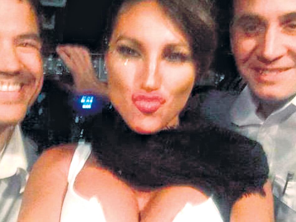 Una escena de Vicky junto a los dos pilotos del vuelo de Austral.