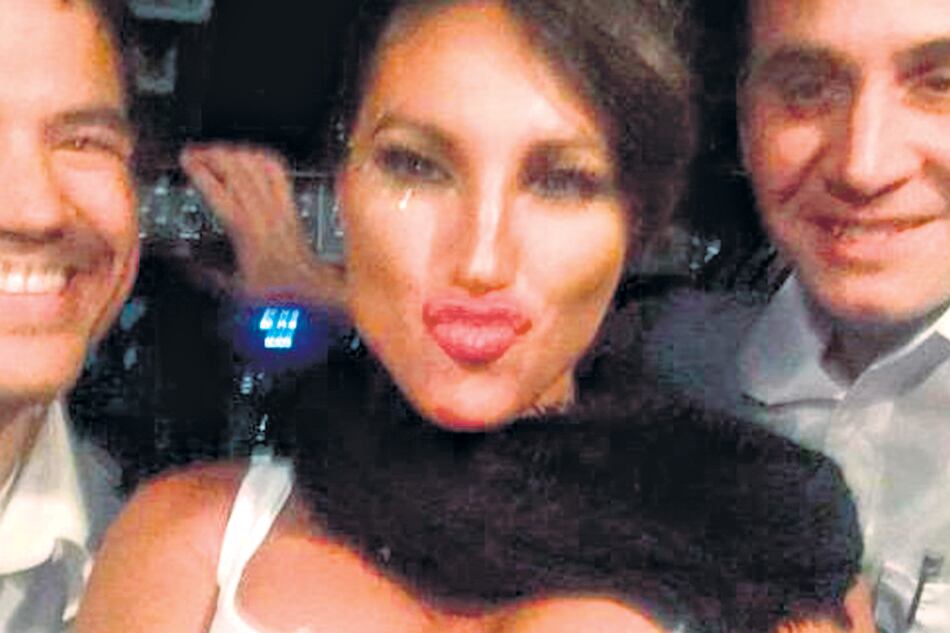 Una escena de Vicky junto a los dos pilotos del vuelo de Austral.