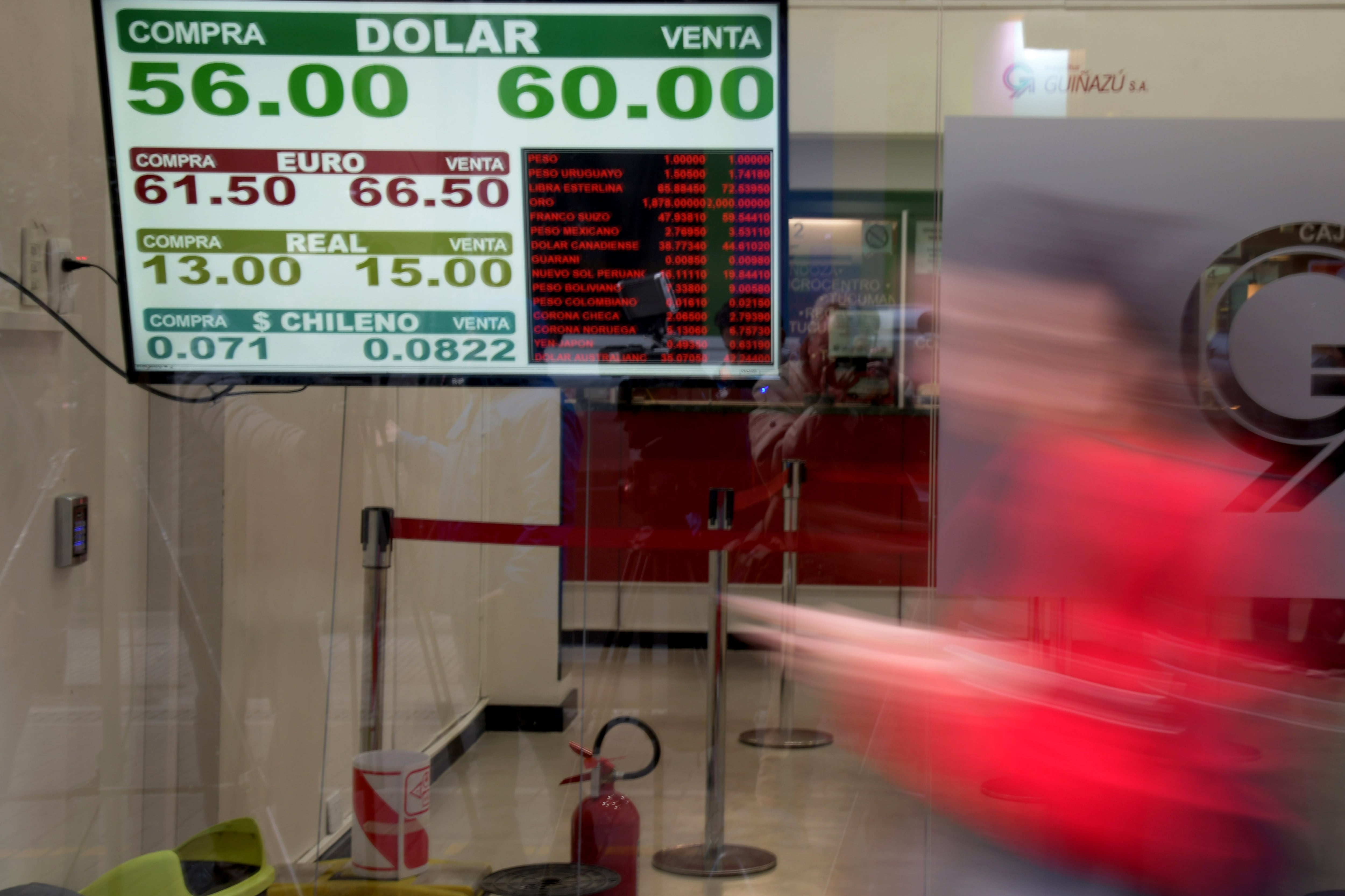 Los contratos de dólar futuro se negocian a 80 pesos para diciembre.