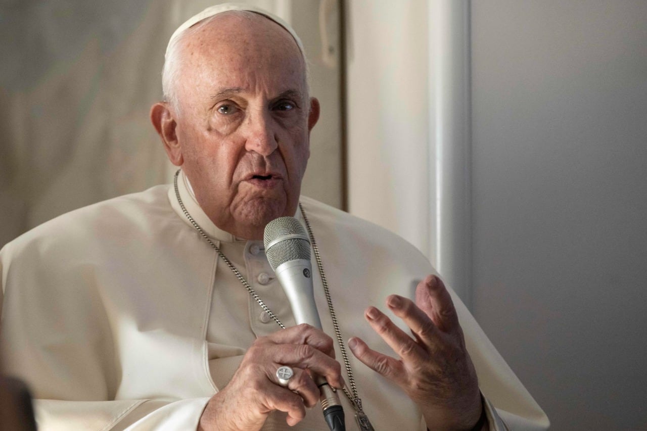 A su regreso desde Bahrein, el papa ofreció mediar entre rusos y ucranianos.