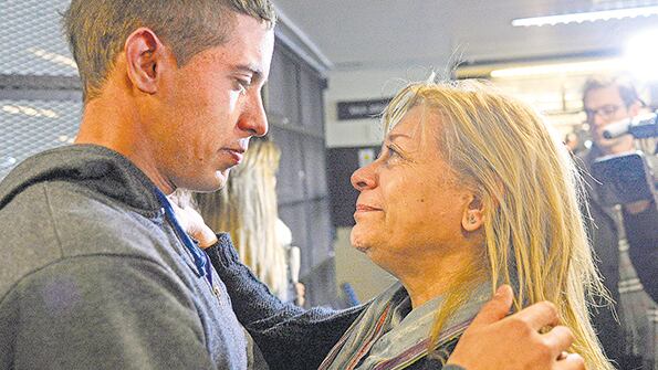 La madre de Erica, María Esther Romero, es saludada al finalizar el juicio.