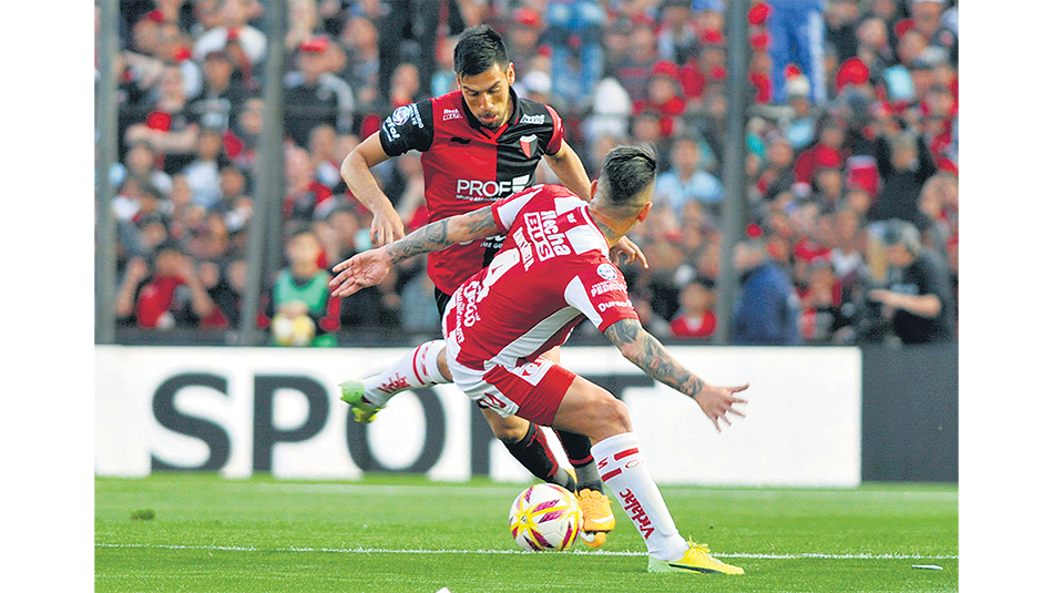 n Martínez quiere sacarle la pelota a Estigarribia.