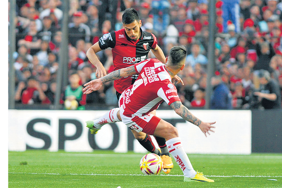 n Martínez quiere sacarle la pelota a Estigarribia.