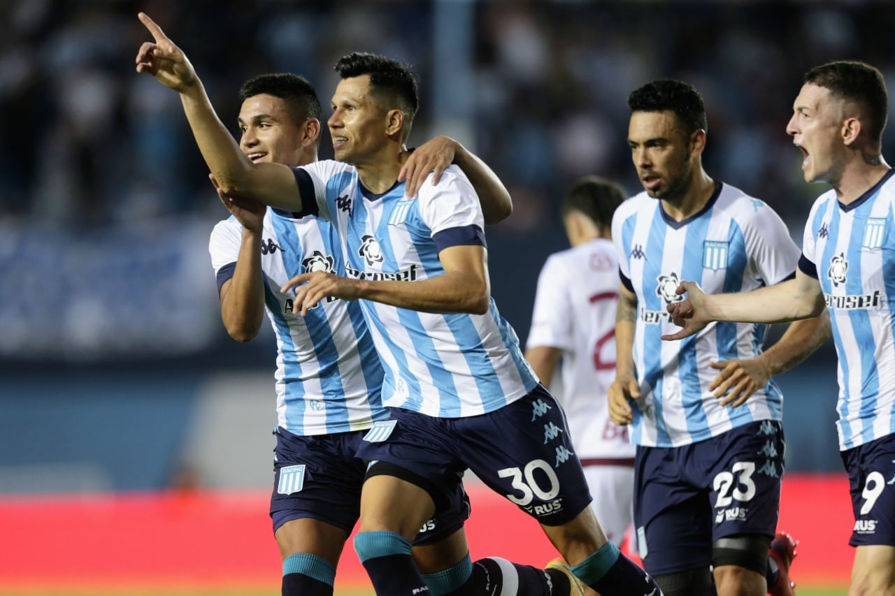 Alcaraz abraza a Sigali, quien marcó el gol del 2-1