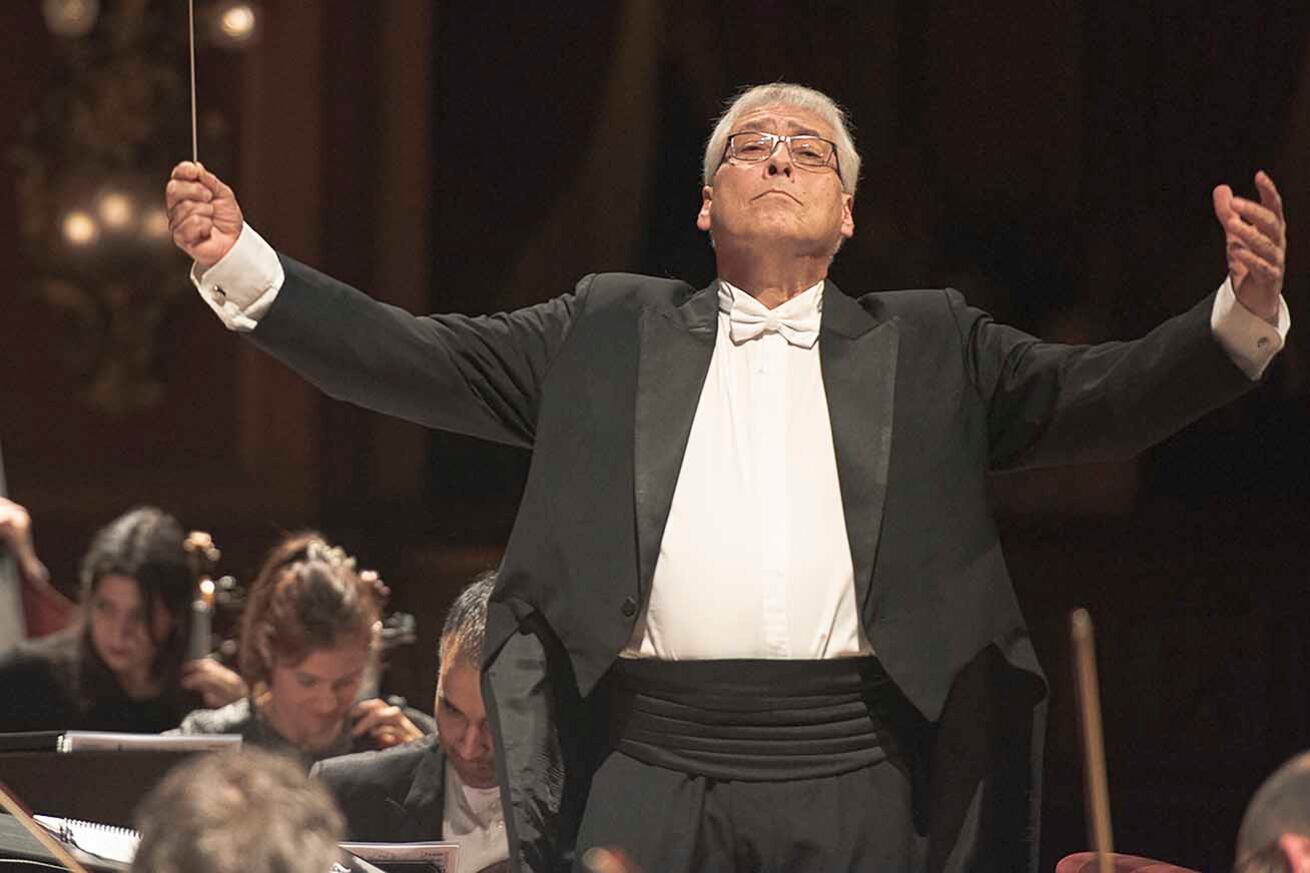 David del Pino Klinge al frente de la orquesta sinfónica.