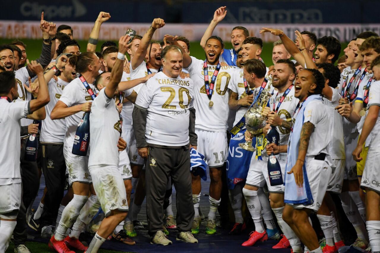 Bielsa, mantiene el control de sus brazos, pero no puede evitar la sonrisa.