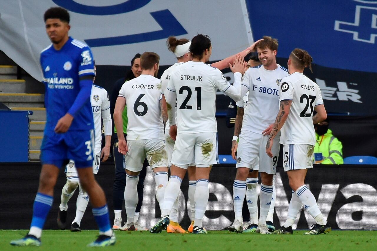 Todo Leeds felicita a Bamford por el gol del 2 a 1.