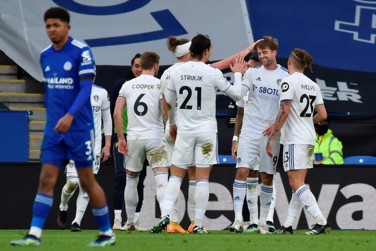 Todo Leeds felicita a Bamford por el gol del 2 a 1.