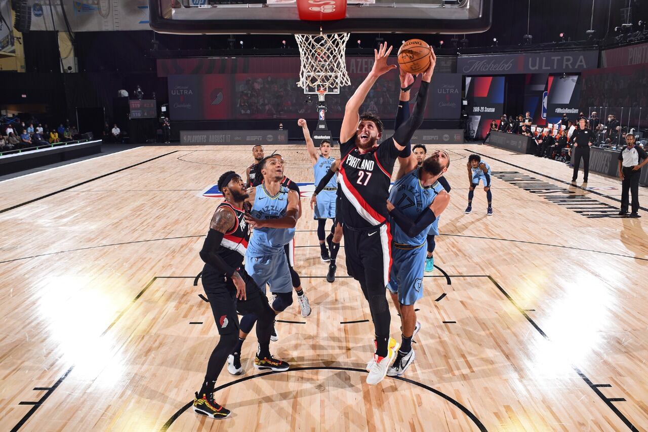 Duelo europeo. El bosnio Nurkic se va para el doble ante la marca del lituano Valanciunas.