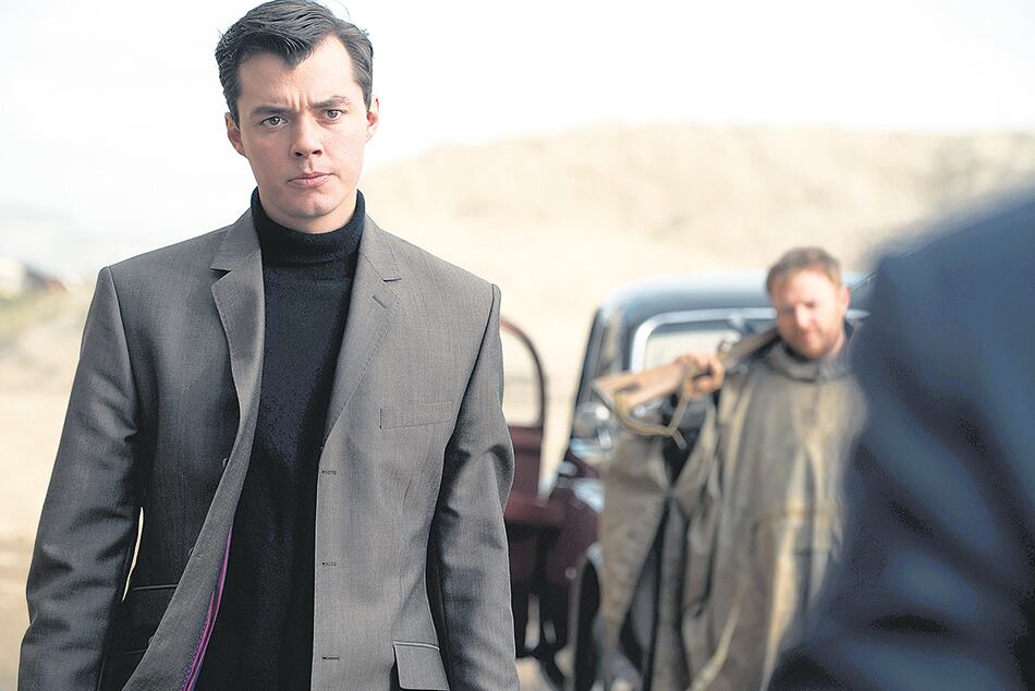 Alfred es representado como un héroe de la clase obrera que recuerda al Harry Palmer de Michael Caine.