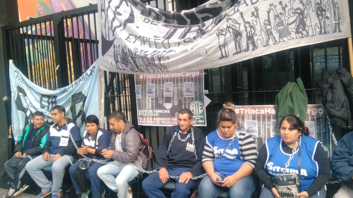 Los trabajadores se encadenaron ante el incumplimiento del compromiso de reincorporarlos.