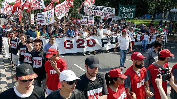 Al final de la marcha se leyó un documento consensuado entre unas 50 organizaciones políticas y sociales.
