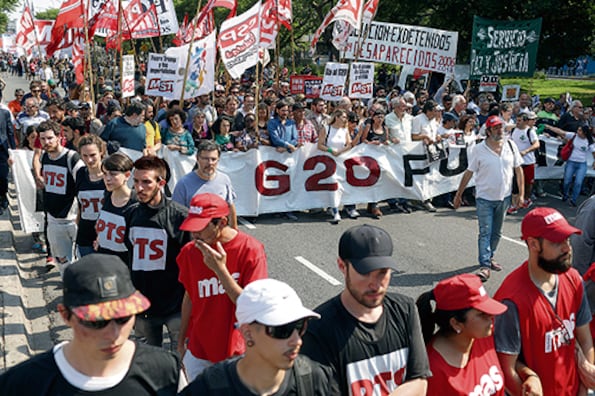 Al final de la marcha se leyó un documento consensuado entre unas 50 organizaciones políticas y sociales.