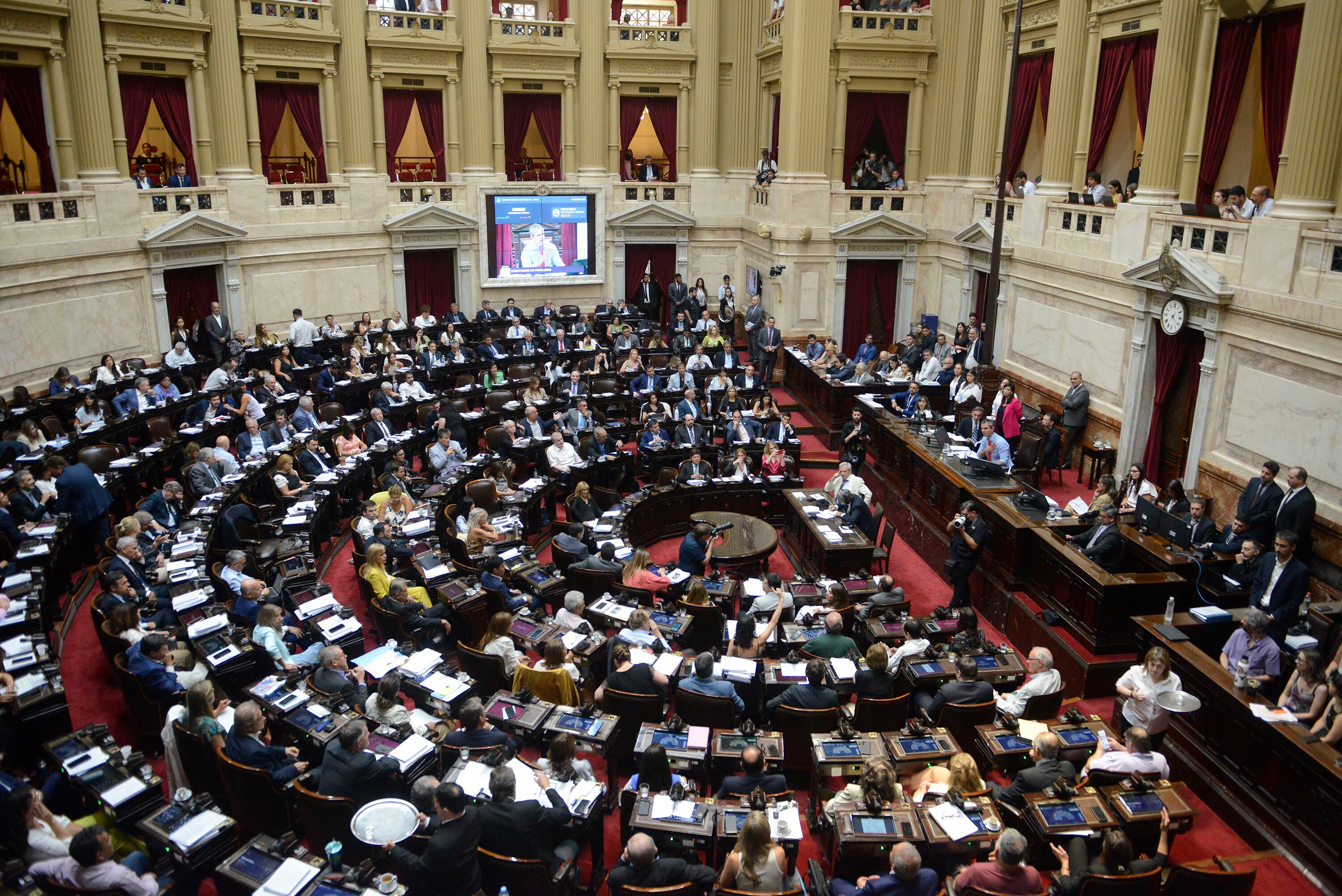Algunos opositores analizan la posibilidad de convocar una nueva sesión especial