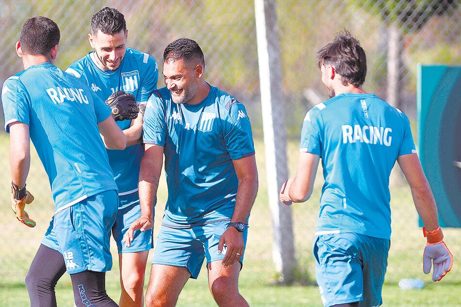Olses, Arias y García bromean con José Ramírez, el entrenador de arqueros.