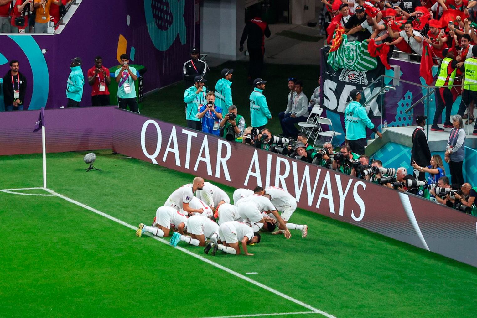 Festejo de los marroquíes, que dieron uno de los batacazos de Qatar 2022