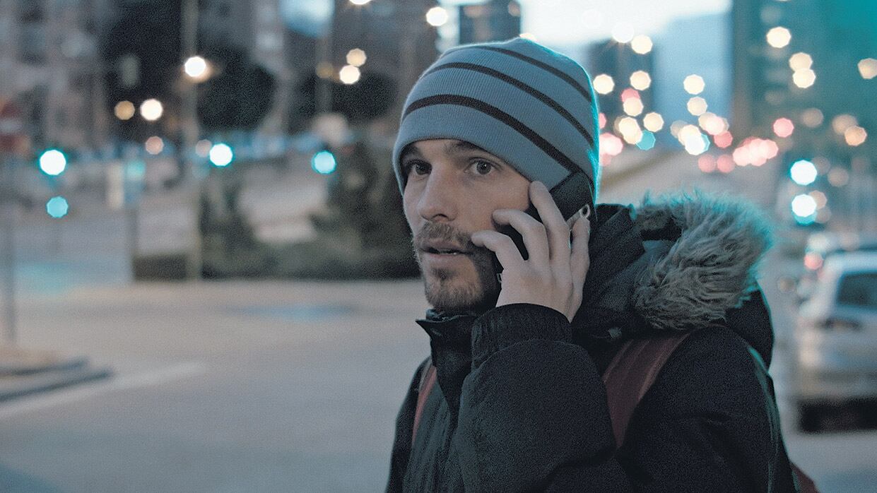 Niñato debe criar él solo, casi sin ayuda, a tres chicos.