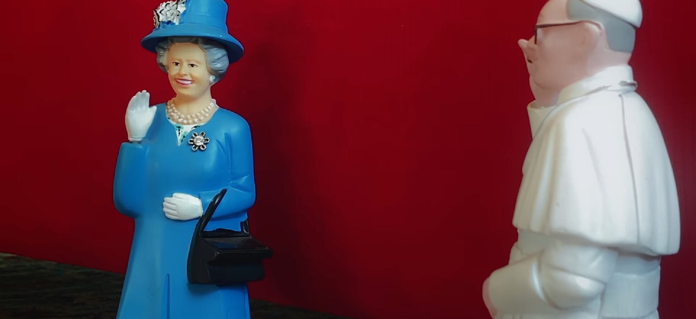 El italiano Paolo Sorrentino improvisa un diálogo íntimo entre el papa Francisco y la reina Isabel de Inglaterra.