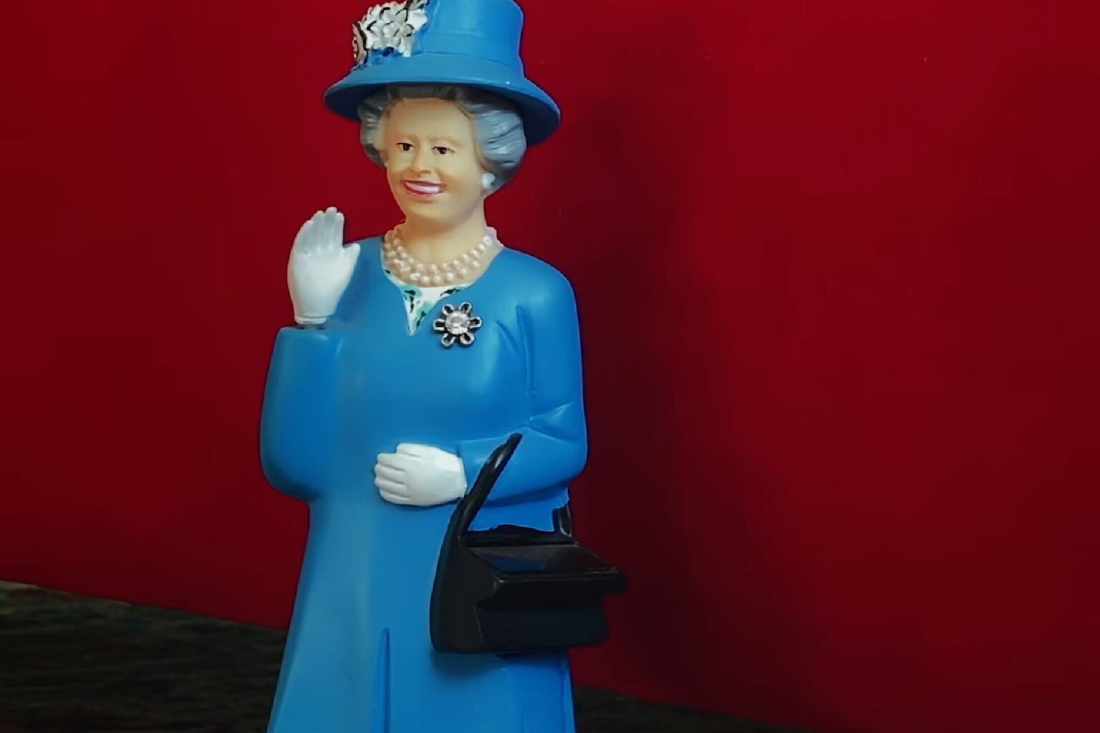 El italiano Paolo Sorrentino improvisa un diálogo íntimo entre el papa Francisco y la reina Isabel de Inglaterra.