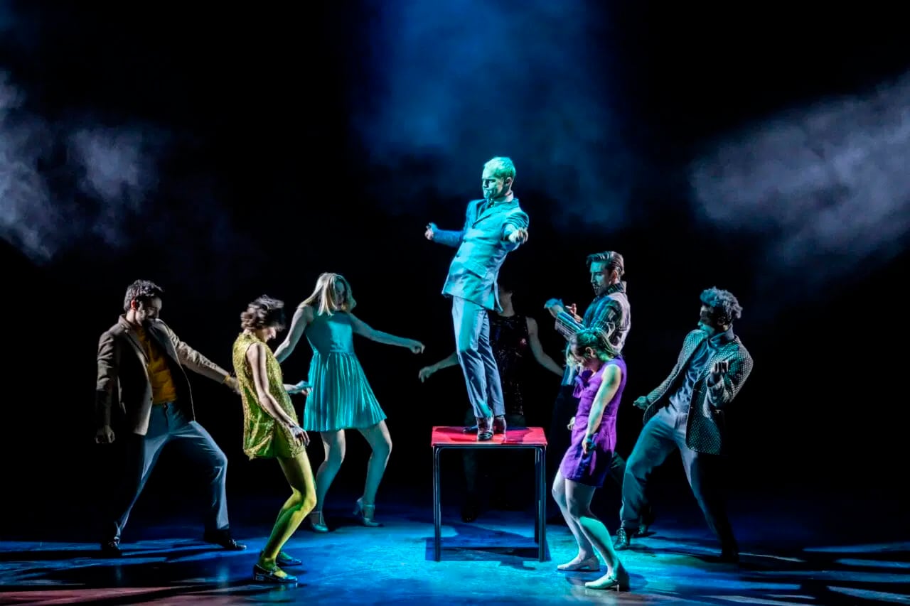 La producción está impregnada de la cultura de los '60.