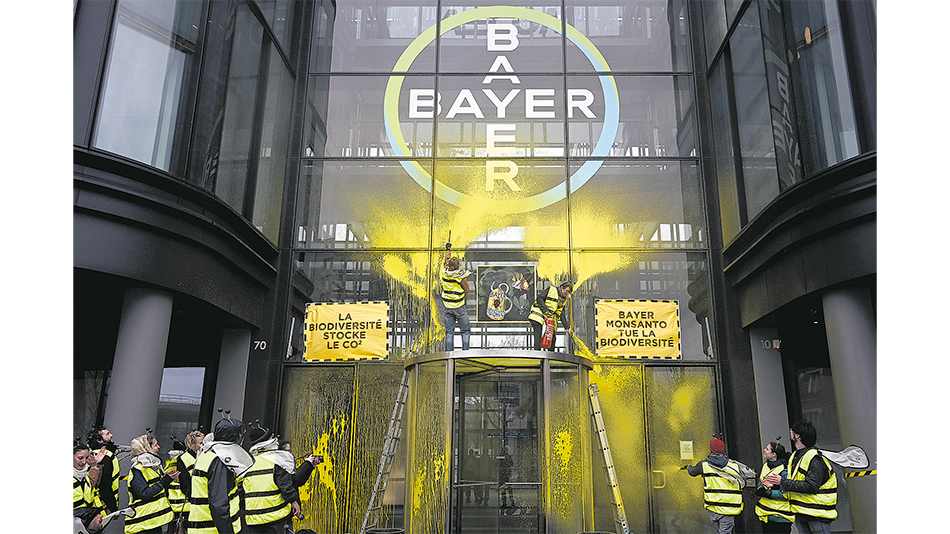 Monsanto investigó a políticos, periodistas y científicos, y ahora Bayer se disculpa.