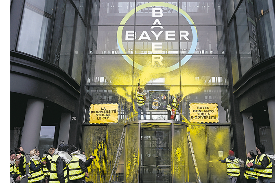 Monsanto investigó a políticos, periodistas y científicos, y ahora Bayer se disculpa.