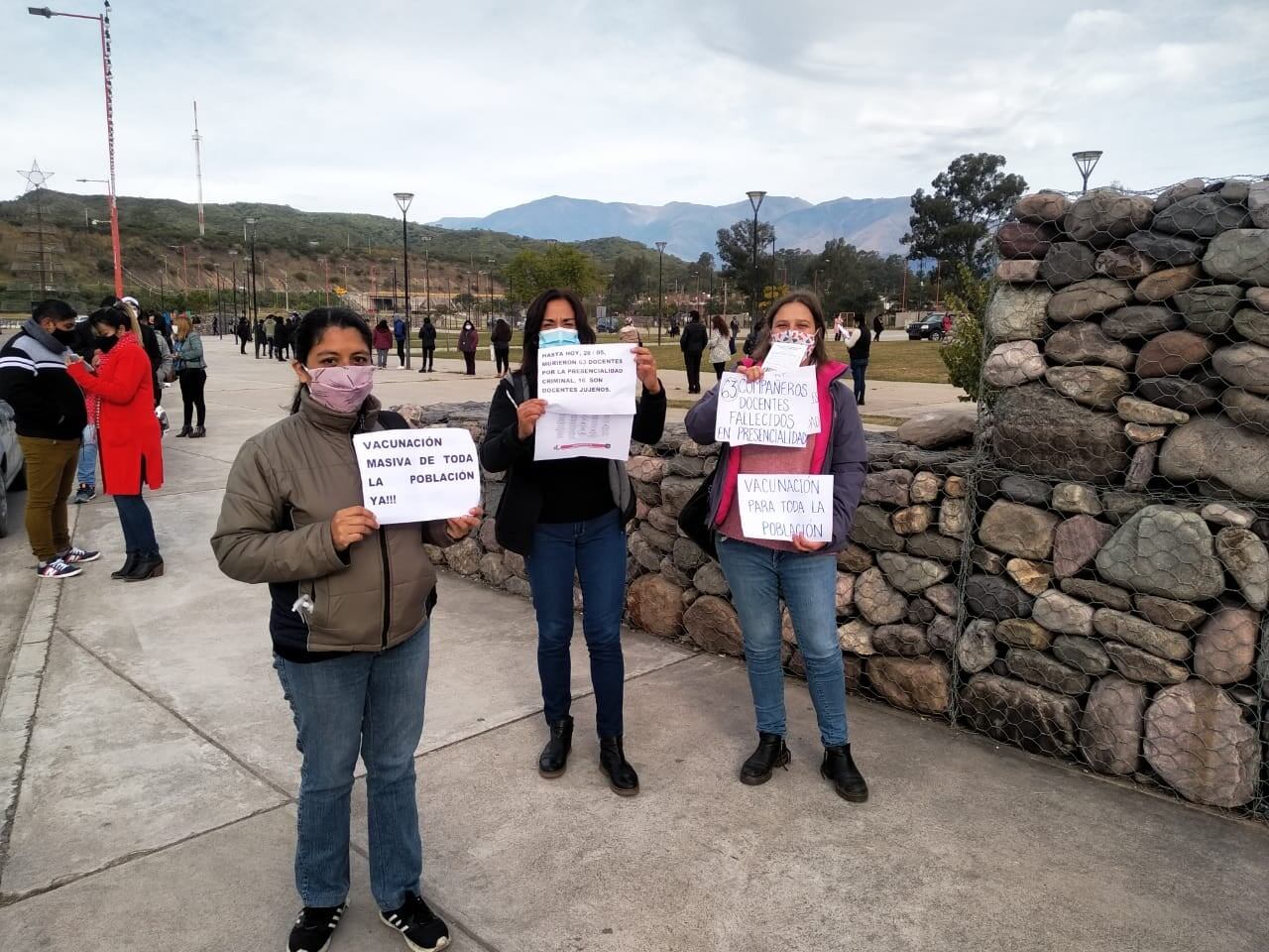 Docentes en el vacunatorio del Hospital de Campaña en la Ciudad Cultural en capital.