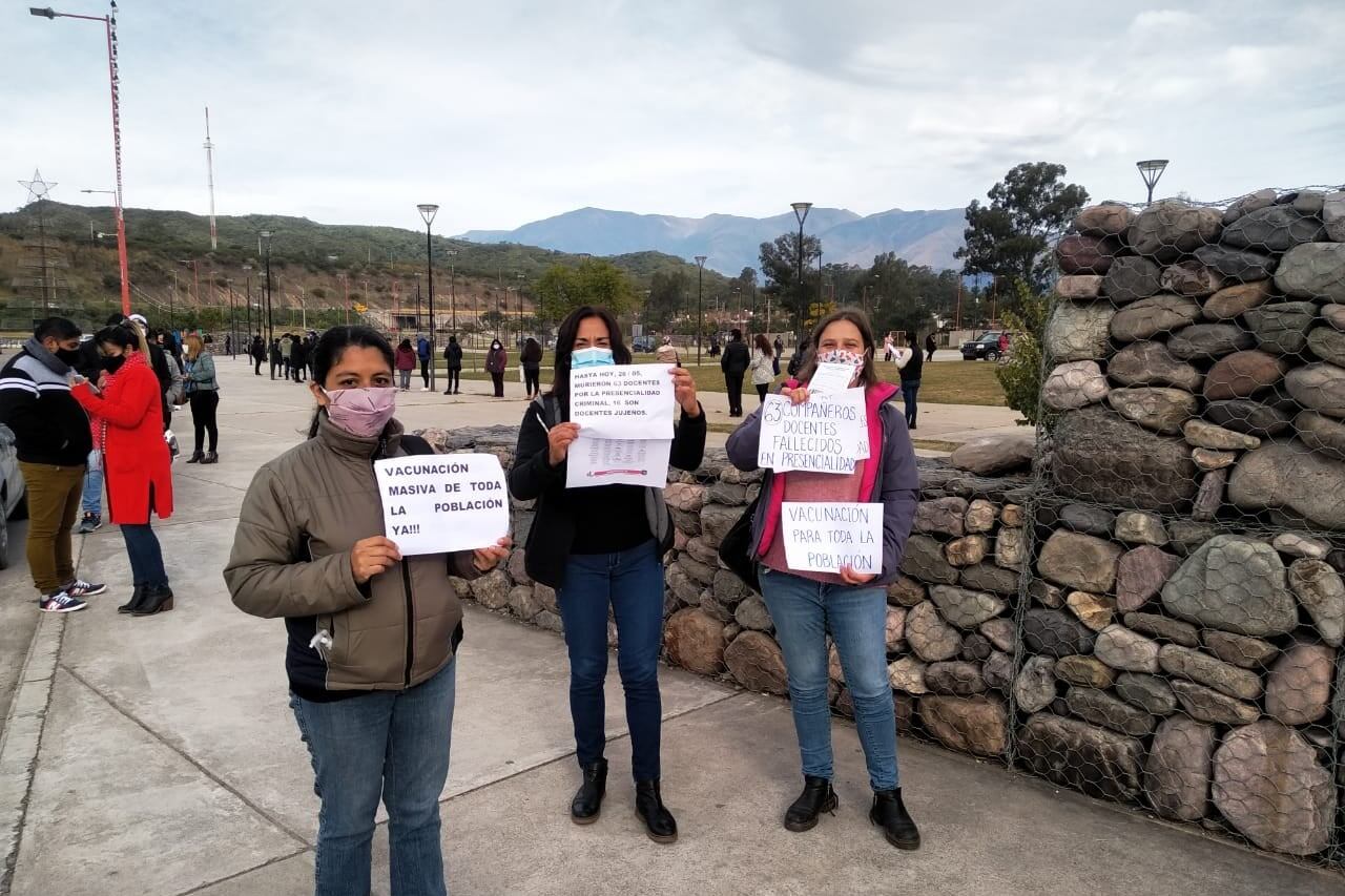 Docentes en el vacunatorio del Hospital de Campaña en la Ciudad Cultural en capital.