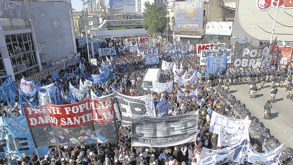 Los movimientos denuncian que 60 mil personas dejaron de cobrar el salario social.