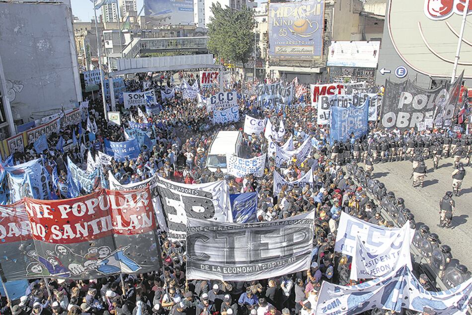 Los movimientos denuncian que 60 mil personas dejaron de cobrar el salario social.